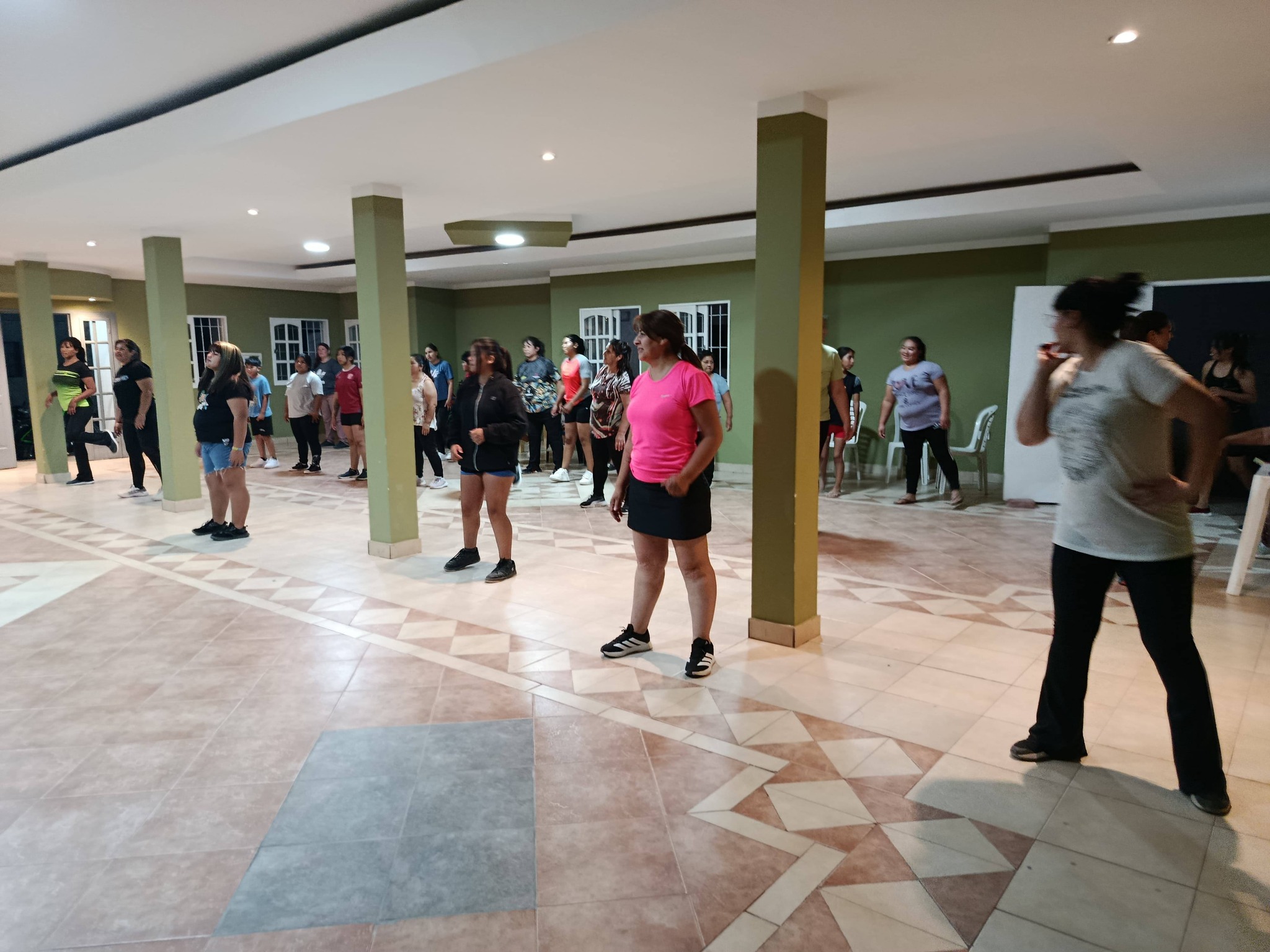 FIAMBALÁ SE ACTIVA: CRECEN LAS CLASES DE ZUMBA EN DISTINTOS BARRIOS PARA FORTALECER LA SALUD COMUNITARIA