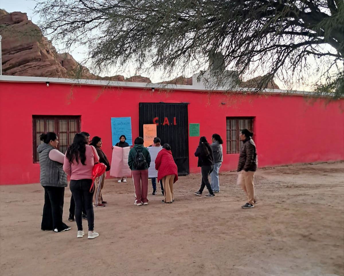 PADRES TOMAN LA ESCUELA N° 68 DEL DURAZNO POR FALTA DE DOCENTES. PADRES TOMAN LA ESCUELA N° 68 DEL DURAZNO POR FALTA DE DOCENTES.