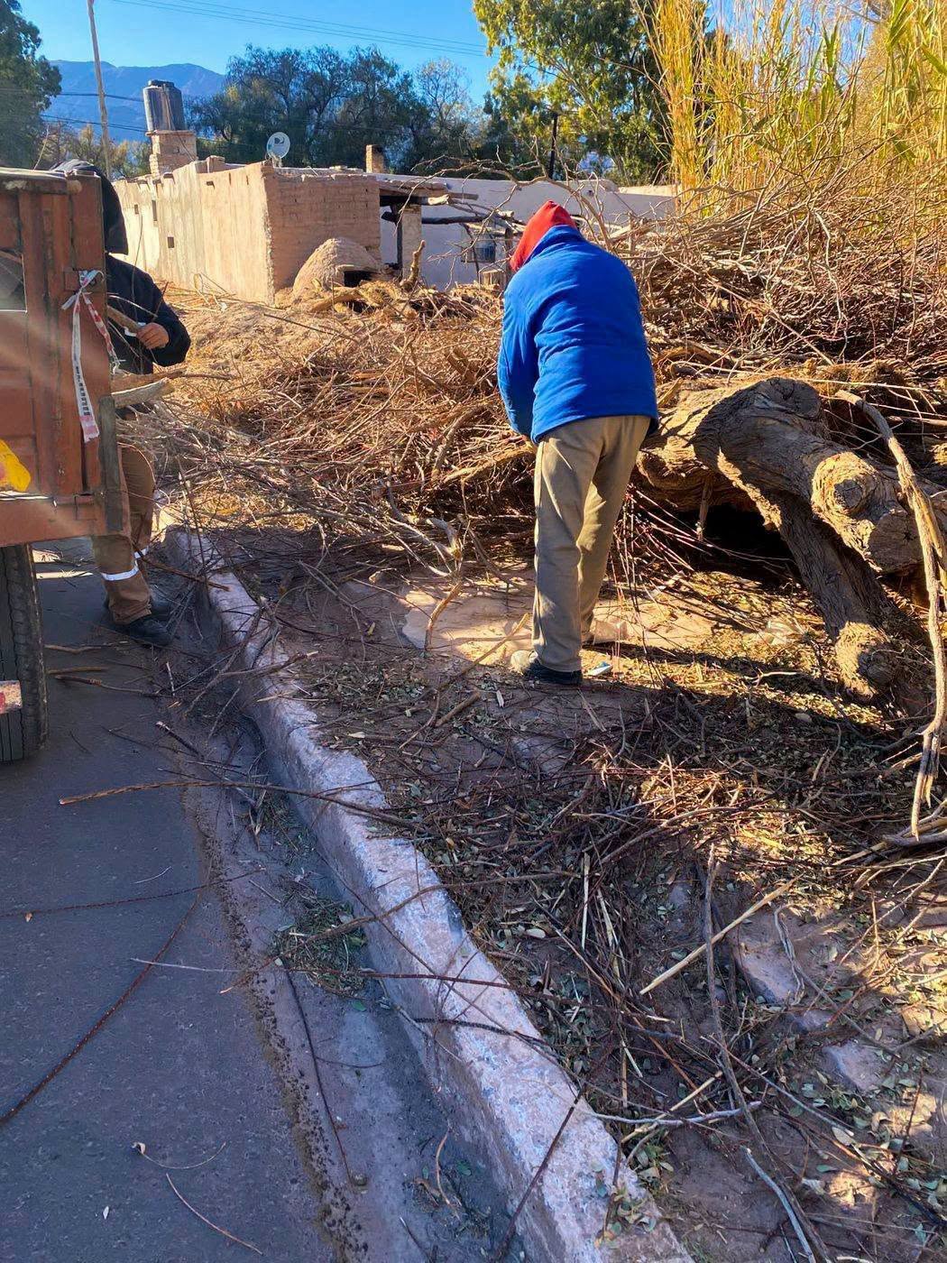 OBRAS PÚBLICAS Y ESPACIOS VERDES REALIZARON TAREAS DE LIMPIEZA Y MANTENIMIENTO EN FIAMBALÁ OBRAS PÚBLICAS Y ESPACIOS VERDES REALIZARON TAREAS DE LIMPIEZA Y MANTENIMIENTO EN FIAMBALÁ