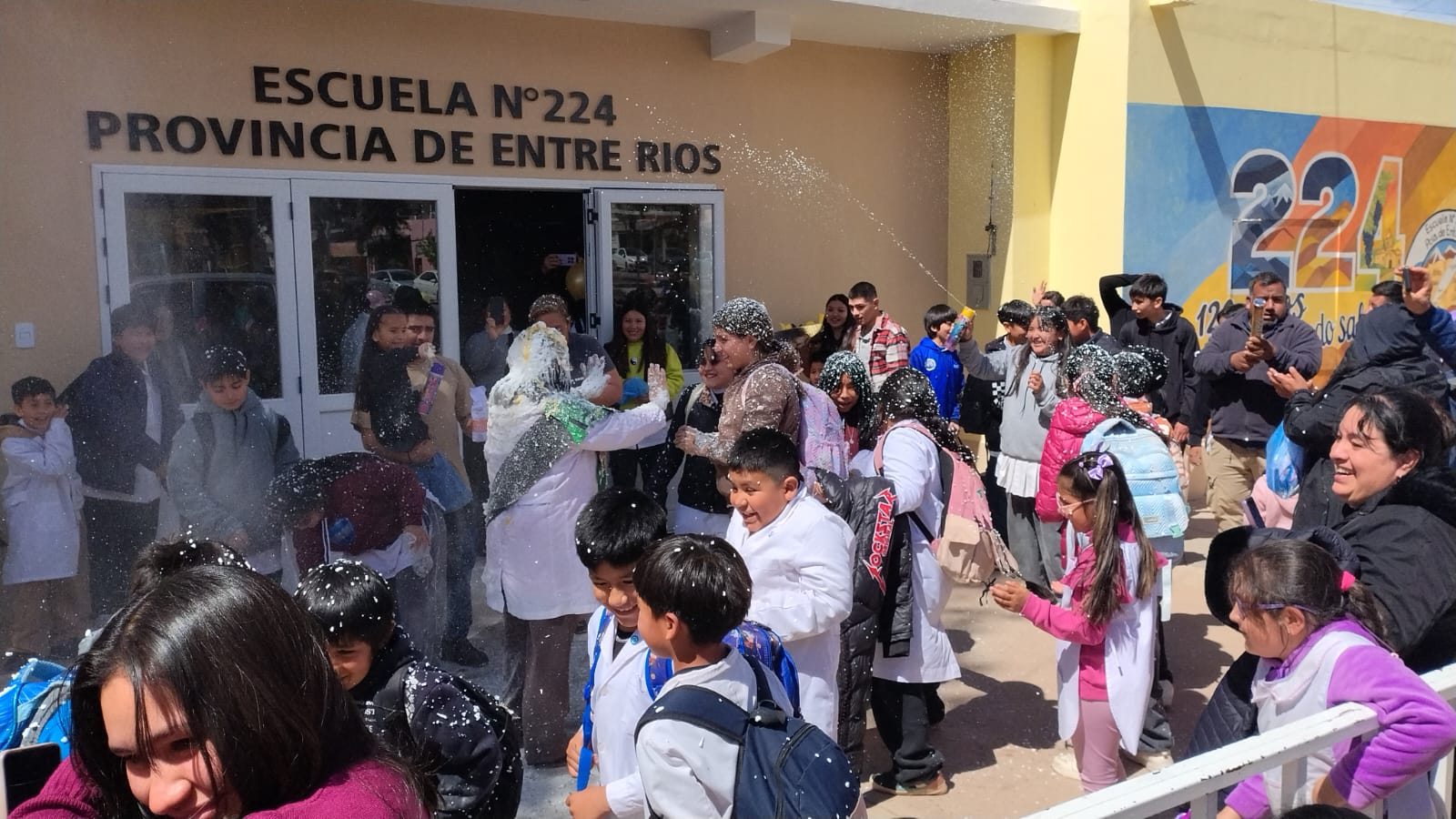UNA VIDA DEDICADA A EDUCAR: EMOTIVA DESPEDIDA A LA DIRECTORA PATRICIA EDITH RODRÍGUEZ UNA VIDA DEDICADA A EDUCAR: EMOTIVA DESPEDIDA A LA DIRECTORA PATRICIA EDITH RODRÍGUEZ